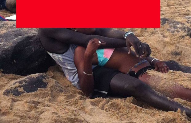 Plage de Yoff: arrivé sur les lieux, il commença à me caresser, à faire des bisous partout sur mon… Plage de Yoff: arrivé sur les lieux, il commença à me caresser, à faire des bisous partout sur mon…