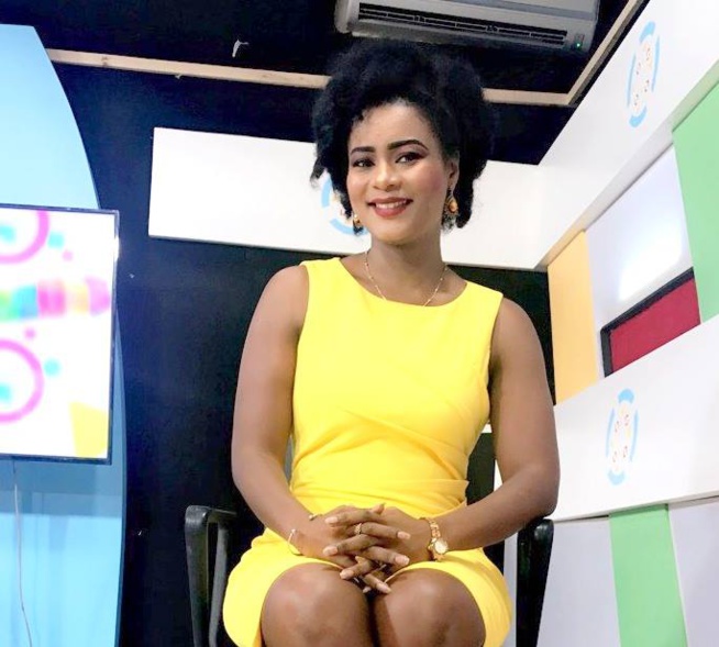 Merry Bey Diouf de la TFM, hyper classe avec sa robe jaune Merry Bey Diouf de la TFM, hyper classe avec sa robe jaune