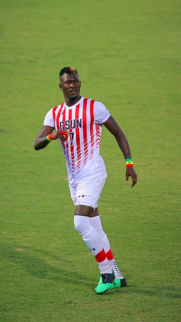 Papi Diouf,  jeune milieu excentré sénégalais dans le championnat universitaire des etats unis avec son club CALIFORNIA STATE.