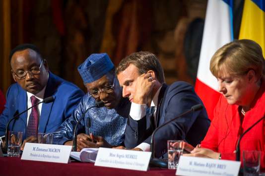 Cheikhou Oumar Sy réplique à Macron: "Nos immigrés illégaux vous étouffent, la parité avec le FCFA nous tue" Cheikhou Oumar Sy réplique à Macron: "Nos immigrés illégaux vous étouffent, la parité avec le FCFA nous tue"