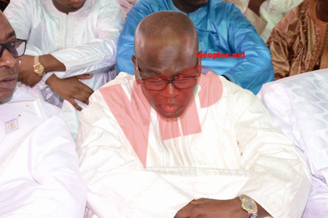 Le ministre du Budget Birima Mangara en toute complicité avec Youssou Ndour à la priére de la tabaski. Le ministre du Budget Birima Mangara en toute complicité avec Youssou Ndour à la priére de la tabaski.