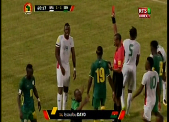 Sénégal vs Burkina Faso: Carton rouge pour le joueur Burkinabais Sénégal vs Burkina Faso: Carton rouge pour le joueur Burkinabais