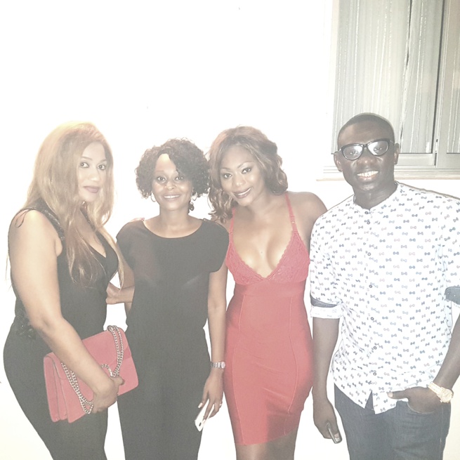 Pape Diouf chante joyeux anniversaire à l'initiatrice du Gala Chic et Glamour Maty Diakhaté de Paris Pape Diouf chante joyeux anniversaire à l'initiatrice du Gala Chic et Glamour Maty Diakhaté de Paris