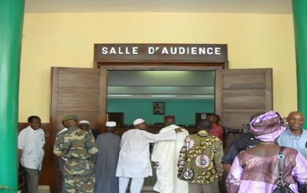 Tribunal : Son fils condamné à 3 ans de prison, elle se défoule sur les juges et les policiers Tribunal : Son fils condamné à 3 ans de prison, elle se défoule sur les juges et les policiers
