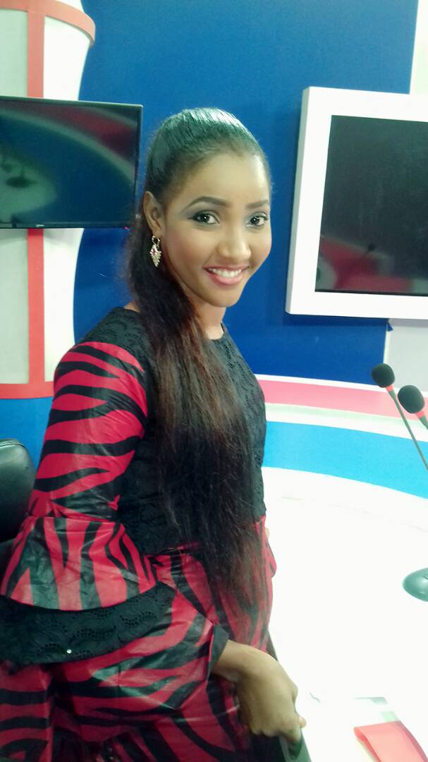 Ravissante sur le plateau de la DTV, Seynabou P Diatta l'étoile montante du petit écean. Ravissante sur le plateau de la DTV, Seynabou P Diatta l'étoile montante du petit écean.