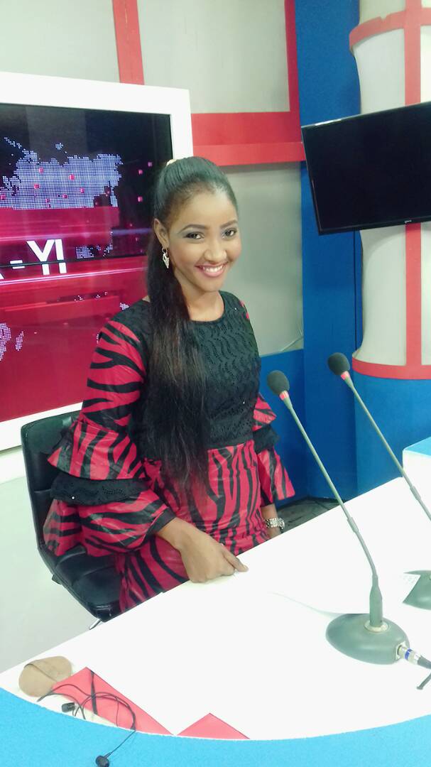 Ravissante sur le plateau de la DTV, Seynabou P Diatta l'étoile montante du petit écean. Ravissante sur le plateau de la DTV, Seynabou P Diatta l'étoile montante du petit écean.