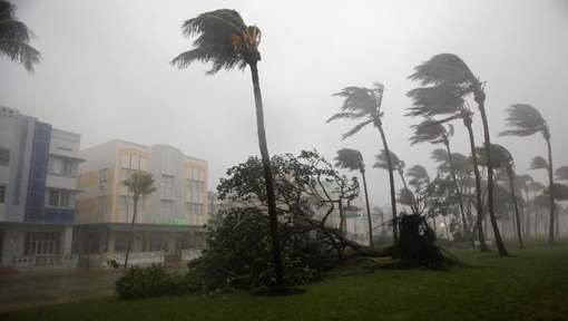 L'œil de l'ouragan atteint la Floride, déjà 500.000 foyers privés d'électricité