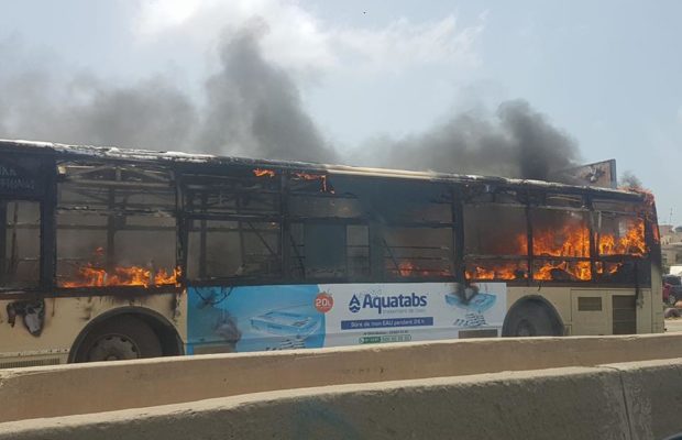 URGENT : Un bus DDD prend feu à la Patte d’Oie URGENT : Un bus DDD prend feu à la Patte d’Oie