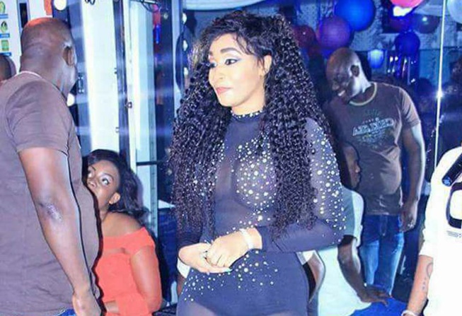 Quand les filles sont de vraies bombes et se montrent, on en profite tous! Quand les filles sont de vraies bombes et se montrent, on en profite tous!