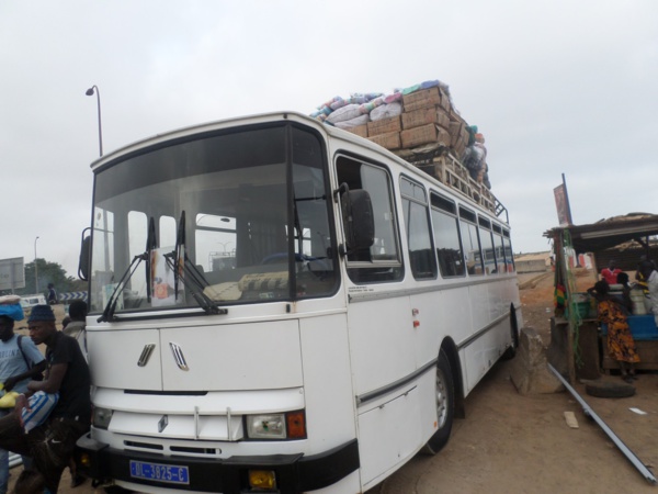 Drame à Sébikotane : l’apprenti qui dormait, tombe du marchepied du bus et décède Drame à Sébikotane : l’apprenti qui dormait, tombe du marchepied du bus et décède