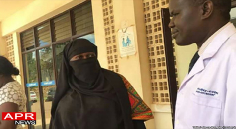 Ouganda : la ministre de la Santé, déguisée, épingle des travailleurs médicaux corrompus Ouganda : la ministre de la Santé, déguisée, épingle des travailleurs médicaux corrompus