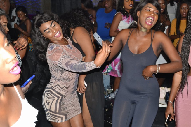 Les filles étaient déchaînées au Duplex lors de la soirée de Momo Dieng, regardez