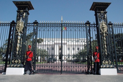 Palais de la République: Moustapha Ndiaye tente de s'immoler devant un dispositif policier Palais de la République: Moustapha Ndiaye tente de s'immoler devant un dispositif policier