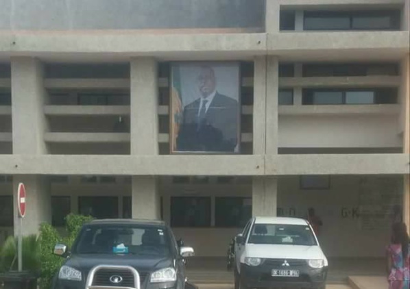 La photo du Président Macky Sall devant l’hôpital Dalal Jamm, indigne les facebookeurs La photo du Président Macky Sall devant l’hôpital Dalal Jamm, indigne les facebookeurs