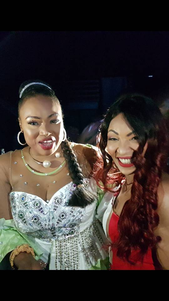 Nuit du Mali, la reine du "djolof band" Viviane en guest star à Berçy. Nuit du Mali, la reine du "djolof band" Viviane en guest star à Berçy.