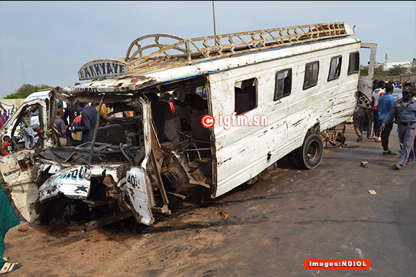 POUT : Un bus dérape et finit sa course folle sur un arbre / 2 morts et 45 blessés au… POUT : Un bus dérape et finit sa course folle sur un arbre / 2 morts et 45 blessés au…