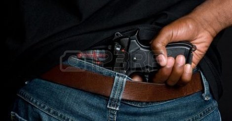 Avenue Hassan 2 (Dakar-Plateau) – Le patron de « Vit-net » brandit un pistolet contre les policiers, venus l'expulser Avenue Hassan 2 (Dakar-Plateau) – Le patron de « Vit-net » brandit un pistolet contre les policiers, venus l'expulser