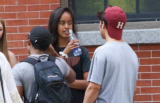 Barack Obama a pleuré quand il a déposé sa fille Malia à … Barack Obama a pleuré quand il a déposé sa fille Malia à …