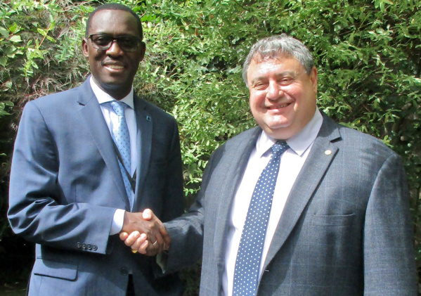 La République du Sénégal et les Etats-Unis collaborent pour améliorer le Sport et la Jeunesse. La République du Sénégal et les Etats-Unis collaborent pour améliorer le Sport et la Jeunesse.