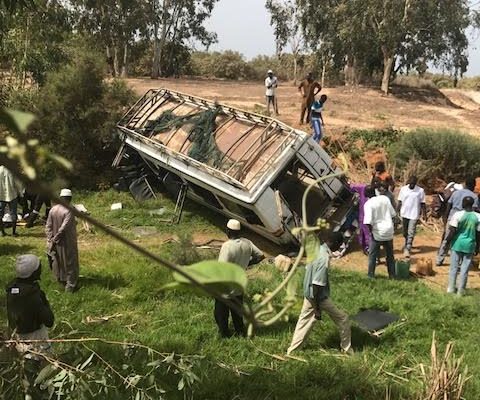 DERNIÈRE MINUTE – SÉBIKOTANE : Un bus heurte trois véhicules, cause un mort et trois blessés dans un état critique DERNIÈRE MINUTE – SÉBIKOTANE : Un bus heurte trois véhicules, cause un mort et trois blessés dans un état critique