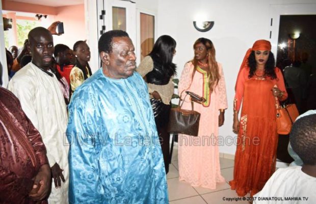 Cheikh Béthio Thioune de retour à Madinatou Salam avec ses 3 épouses Cheikh Béthio Thioune de retour à Madinatou Salam avec ses 3 épouses