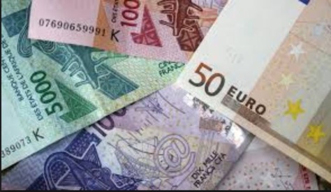 Arrimage du franc CFA à l'euro : un mouvement sénégalais dénonce une "forme d'esclavage" Arrimage du franc CFA à l'euro : un mouvement sénégalais dénonce une "forme d'esclavage"