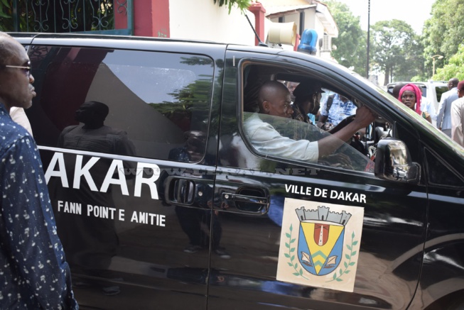100 Photos : la levée du corps de Laye Bamba Seck, le père de Coumba Gawlo Seck 100 Photos : la levée du corps de Laye Bamba Seck, le père de Coumba Gawlo Seck
