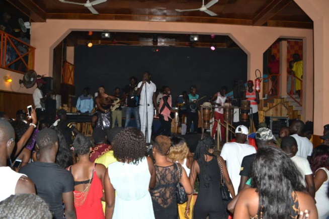 Momo Dieng enflamme le Ravin Night …tout était permis, hyper chaud avec ses fans Momo Dieng enflamme le Ravin Night …tout était permis, hyper chaud avec ses fans