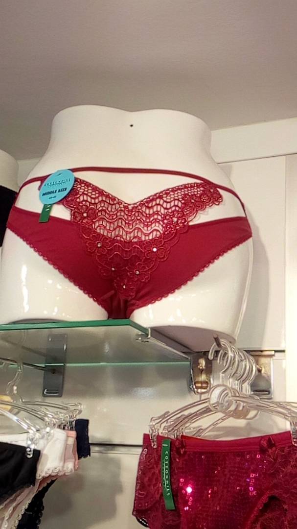 Nouvel arrivage au complexe Neymane Coiffure à 150 m de la Boulangerie Jaune: Des lingeries ultra sexy à vous couper le souffle.