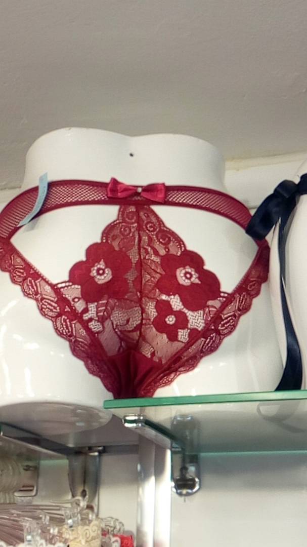 Nouvel arrivage au complexe Neymane Coiffure à 150 m de la Boulangerie Jaune: Des lingeries ultra sexy à vous couper le souffle.