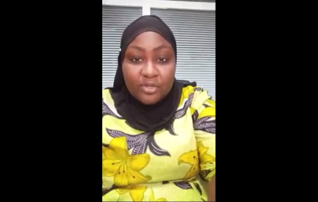 Vidéo : S’excusant, Marianne Siva Diop fait une Annonce Tardive sur Feu Adja Deguène Chimère