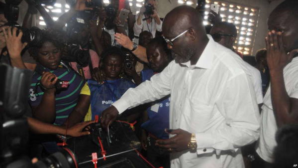 Weah accentue son avance mais un second tour probable au Liberia Weah accentue son avance mais un second tour probable au Liberia