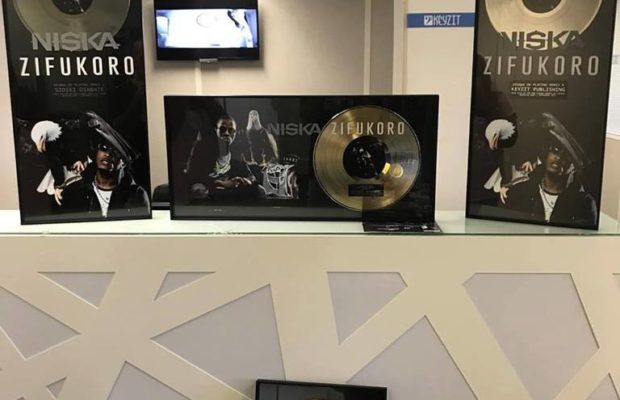 Sidiki Diabaté décroche un disque d’or et de platine Sidiki Diabaté décroche un disque d’or et de platine