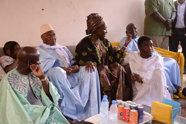 Coumba Gawlo remercie les Sénégalais en posant avec Abdoulaye Wade Coumba Gawlo remercie les Sénégalais en posant avec Abdoulaye Wade