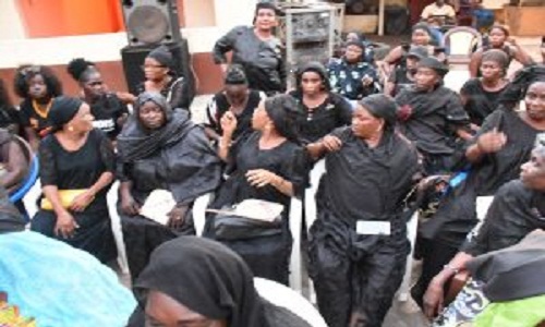 Aïssatou Fall, présidente des femmes socialistes de Dakar, on a parlé de marcher nues mais on va faire pire » Aïssatou Fall, présidente des femmes socialistes de Dakar, on a parlé de marcher nues mais on va faire pire »