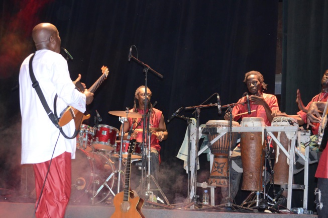 Concert explosif, Ismael Lo chauffe le CCF. Concert explosif, Ismael Lo chauffe le CCF.