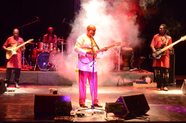 Concert explosif, Ismael Lo chauffe le CCF. Concert explosif, Ismael Lo chauffe le CCF.