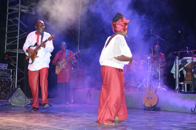 Concert explosif, Ismael Lo chauffe le CCF. Concert explosif, Ismael Lo chauffe le CCF.