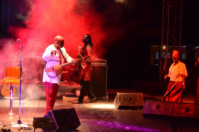 Concert explosif, Ismael Lo chauffe le CCF. Concert explosif, Ismael Lo chauffe le CCF.