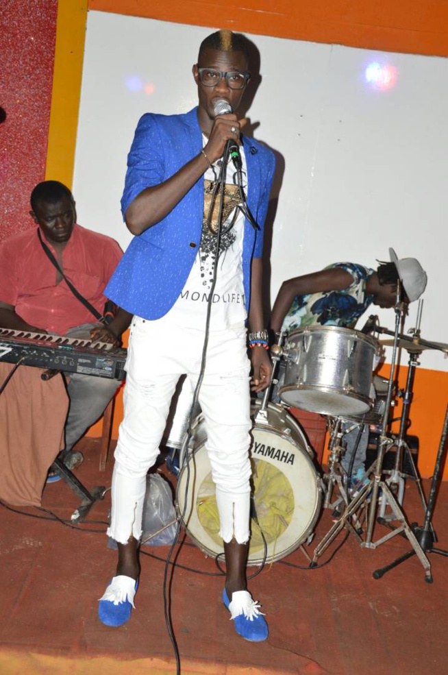 Le danseur de Pape diouf Makhoudia en live au Just 4 U. Le danseur de Pape diouf Makhoudia en live au Just 4 U.