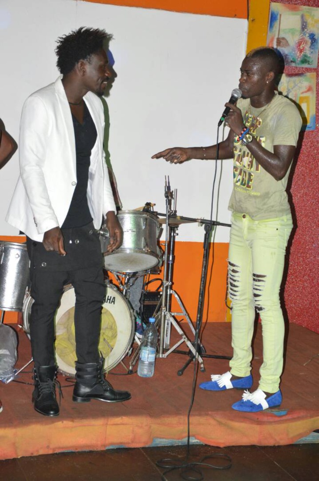 Le danseur de Pape diouf Makhoudia en live au Just 4 U. Le danseur de Pape diouf Makhoudia en live au Just 4 U.