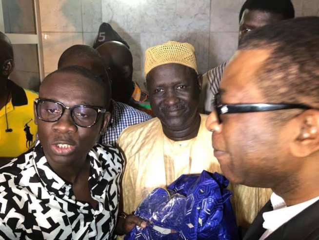 Regardez comment Pape Diouf accueille son idole Youssou Ndour à l'aéroport.