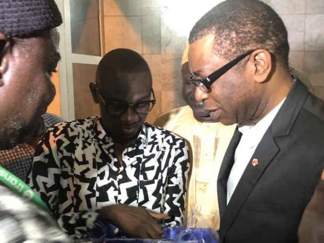 Regardez comment Pape Diouf accueille son idole Youssou Ndour à l'aéroport.