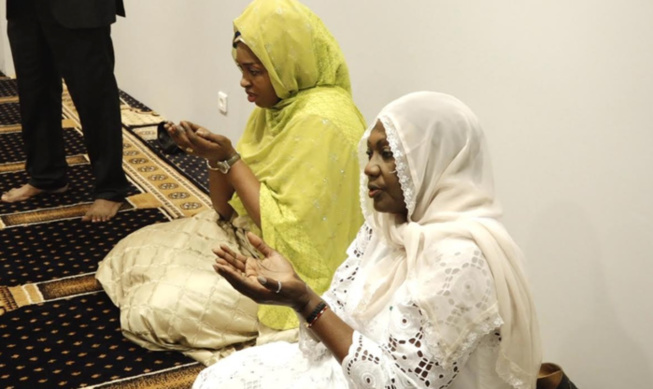 Aéroport international Blaise Diagne de Dakar : Mme Aminata Tall prie avant le décollage