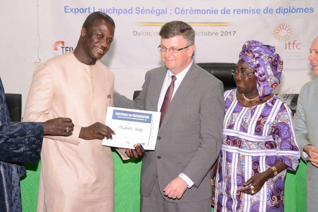 94 IMAGES:Cérémonie de remise de diplômes après une formation sur les aspects pratiques du Commerce international, à des OPC et entreprises exportatrices sénégalaises. 94 IMAGES:Cérémonie de remise de diplômes après une formation sur les aspects pratiques du Commerce international, à des OPC et entreprises exportatrices sénégalaises.