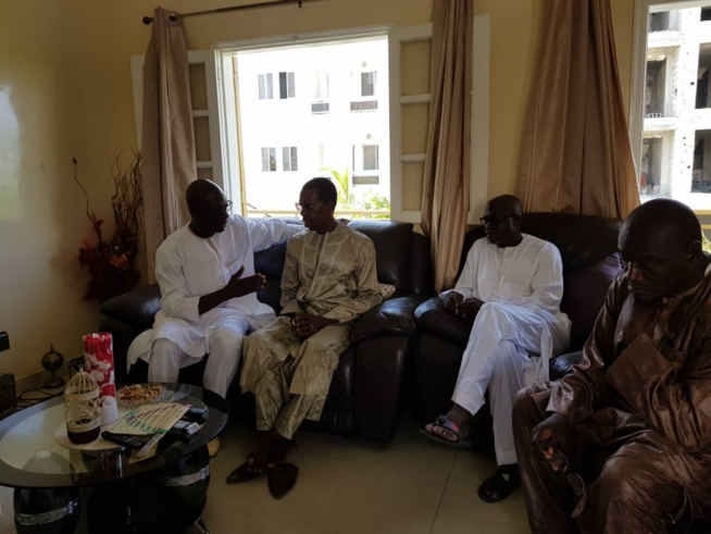 Cheikh Amar à la Médina pour présenter ses condoléances à St Louis Mané l'ami de son frère Youssou Ndour Cheikh Amar à la Médina pour présenter ses condoléances à St Louis Mané l'ami de son frère Youssou Ndour