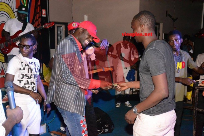 Ameth Thiou Jackson apporte son grain de sel chez Pape Diouf au Saraba. Ameth Thiou Jackson apporte son grain de sel chez Pape Diouf au Saraba.