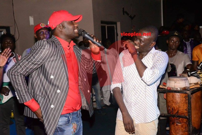 Ameth Thiou Jackson apporte son grain de sel chez Pape Diouf au Saraba. Ameth Thiou Jackson apporte son grain de sel chez Pape Diouf au Saraba.