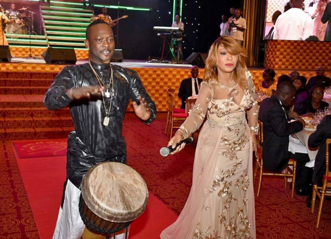 Viviane affiche ses courbes dans une robe Viviane affiche ses courbes dans une robe