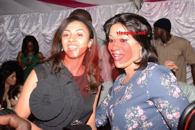 Quand les deux premières dames de Pape Diouf et Waly Seck affichent leur complicité chez COBRA BEAUTY HAIR SHOP de Colé Faye Quand les deux premières dames de Pape Diouf et Waly Seck affichent leur complicité chez COBRA BEAUTY HAIR SHOP de Colé Faye